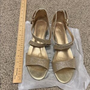 Elegant party Dream Pairs Shimmering Gold Strappy Sandals size 7.5